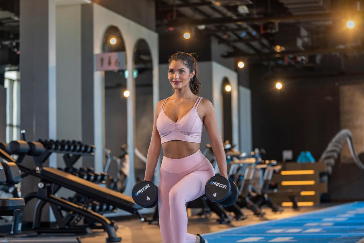 Hyatt Centric Jumeirah 迪拜 外观 照片 A woman working out with weights