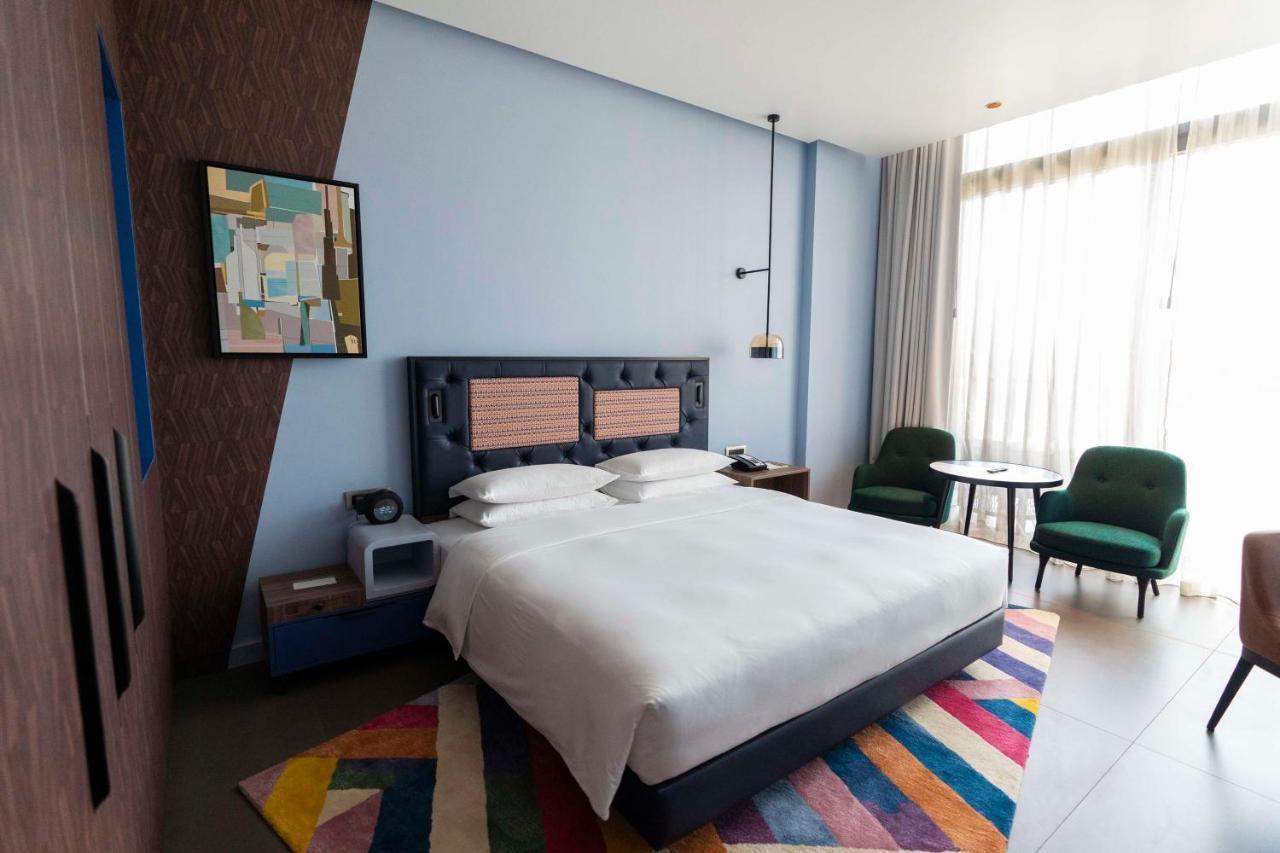Hyatt Centric Jumeirah 迪拜 外观 照片 A bedroom at the hotel