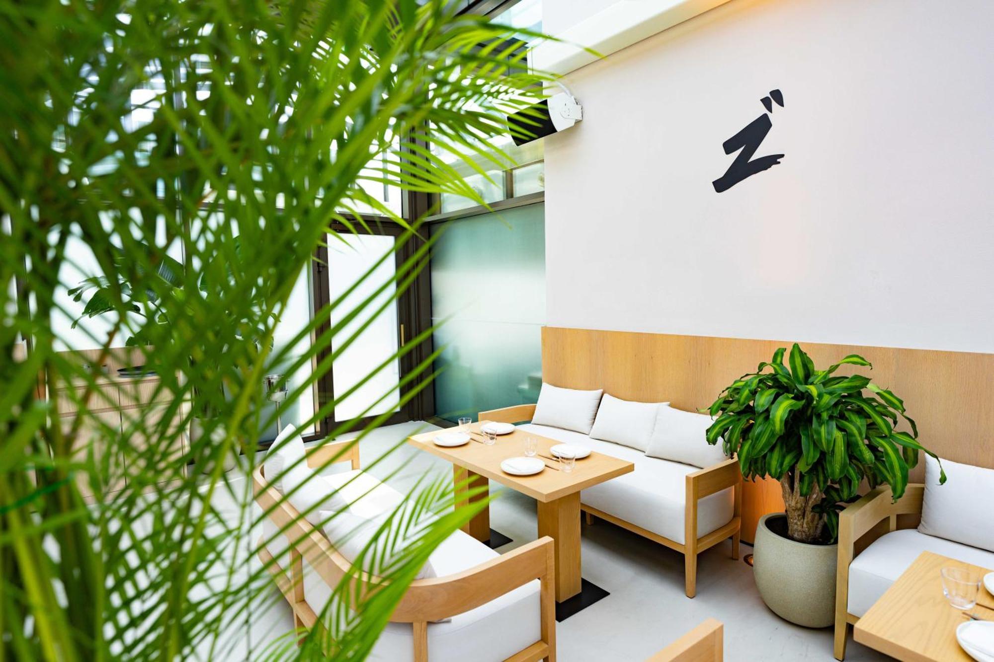 Hyatt Centric Jumeirah 迪拜 外观 照片 Interior of a ZARA Home store in Madrid, Spain