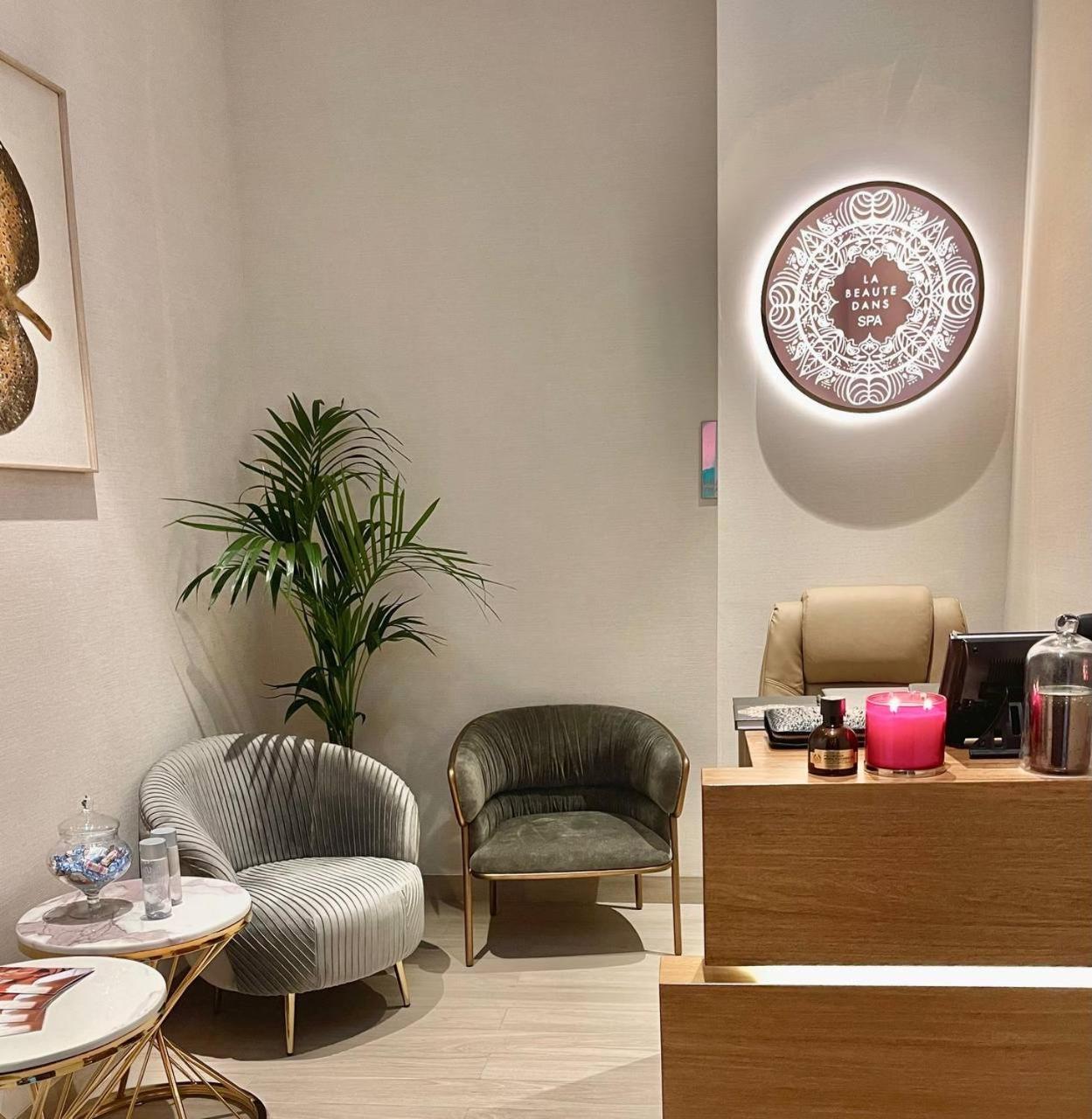 Hyatt Centric Jumeirah 迪拜 外观 照片 The reception area of the clinic