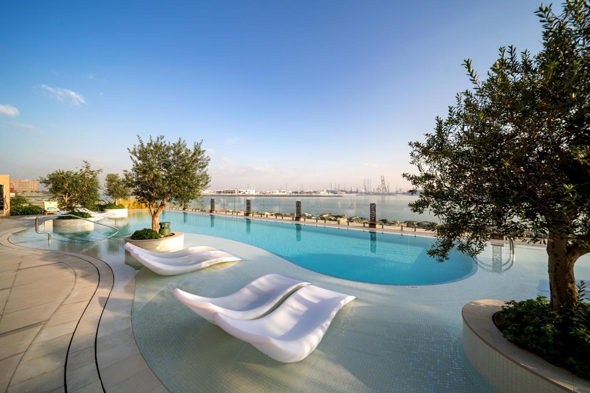 Hyatt Centric Jumeirah 迪拜 外观 照片 The swimming pool at the top of the hotel