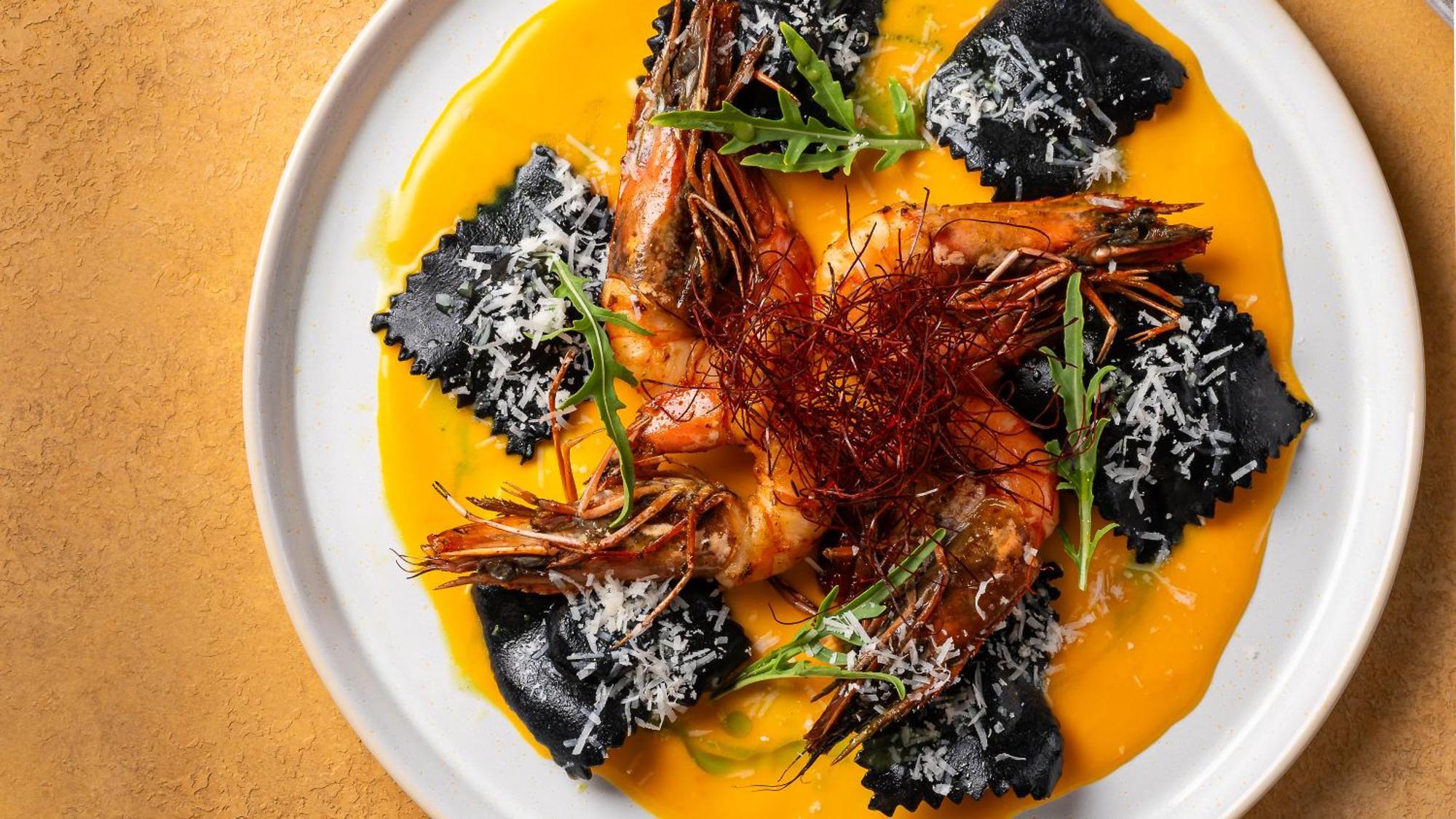 Hyatt Centric Jumeirah 迪拜 外观 照片 A prawn and ravioli dish
