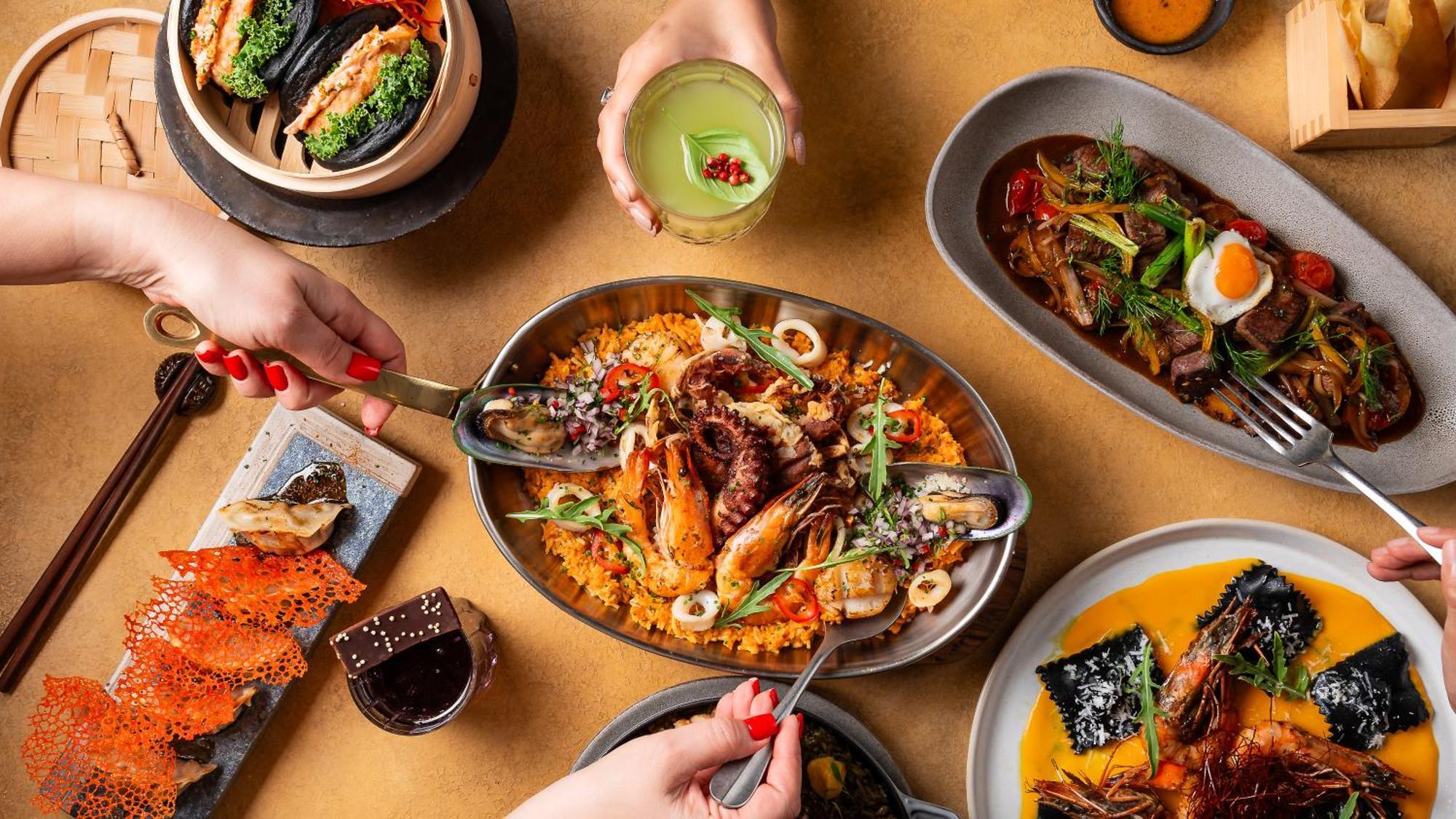Hyatt Centric Jumeirah 迪拜 外观 照片 Dishes at the restaurant