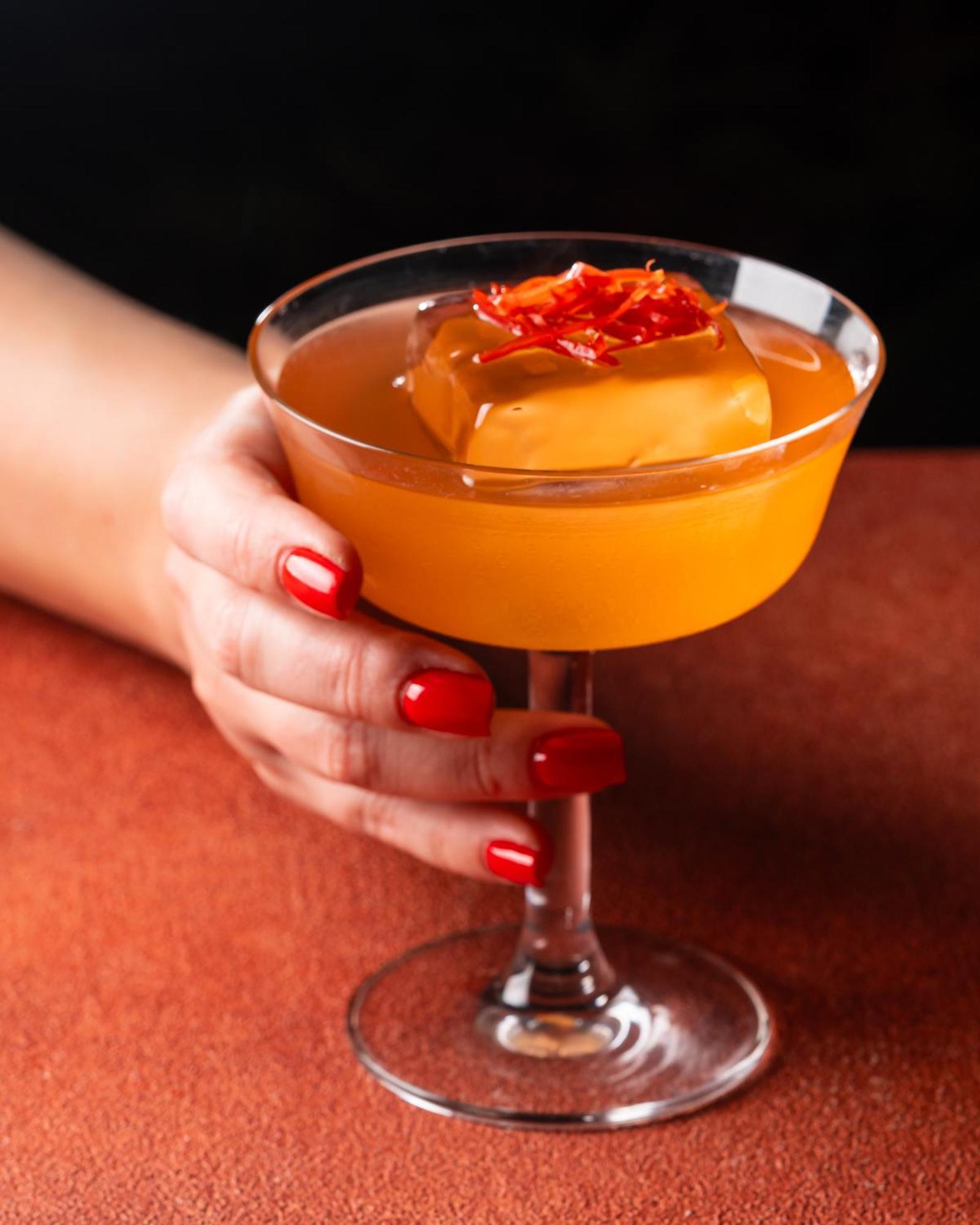 Hyatt Centric Jumeirah 迪拜 外观 照片 A pumpkin spice martini